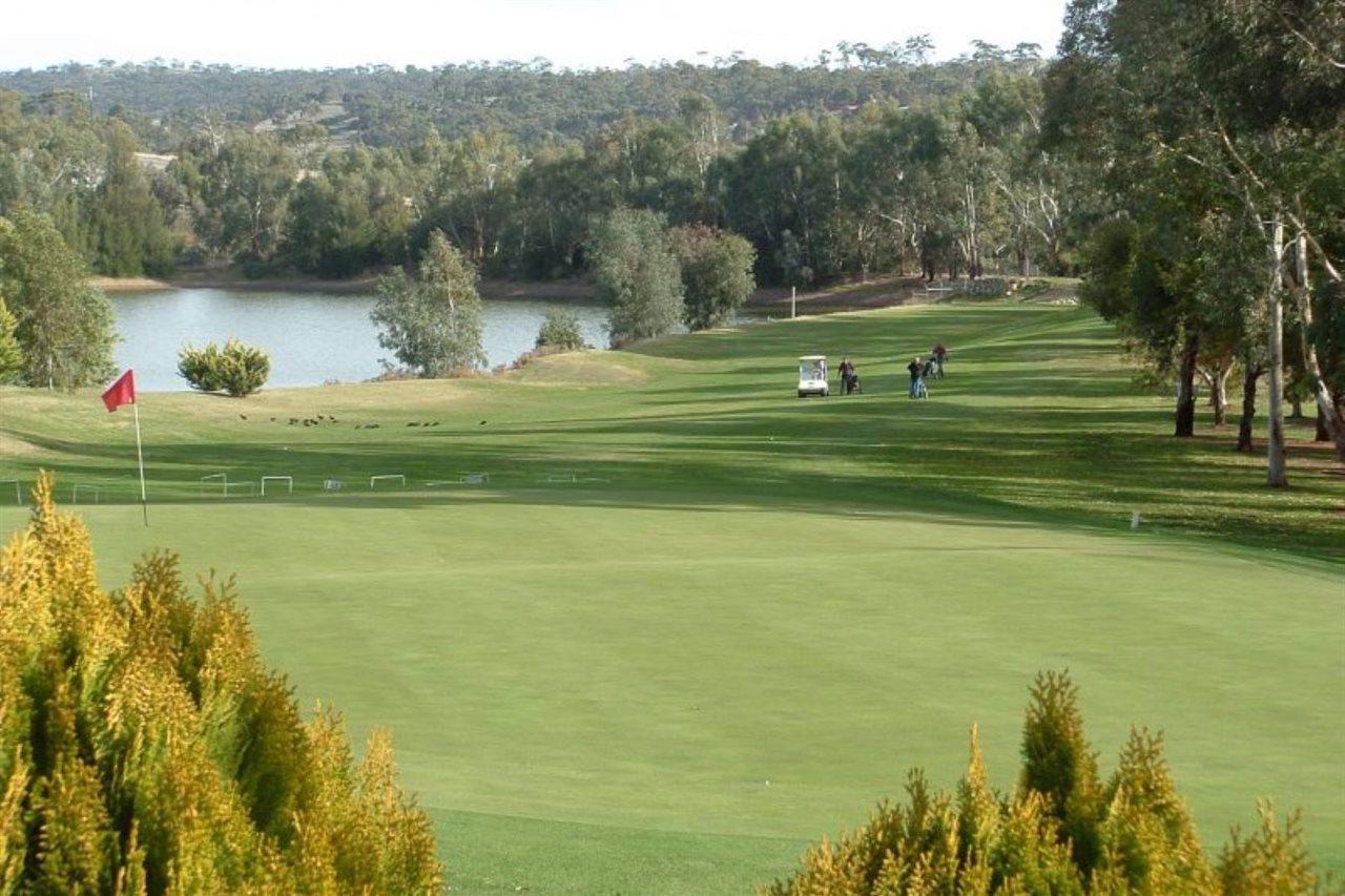 Готель Clare Country Club Екстер'єр фото