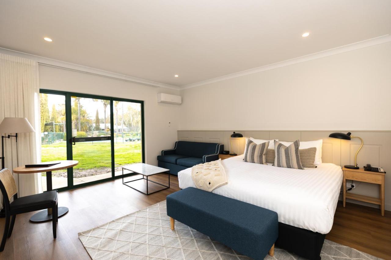 Готель Clare Country Club Екстер'єр фото