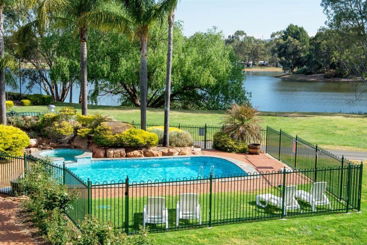 Готель Clare Country Club Екстер'єр фото