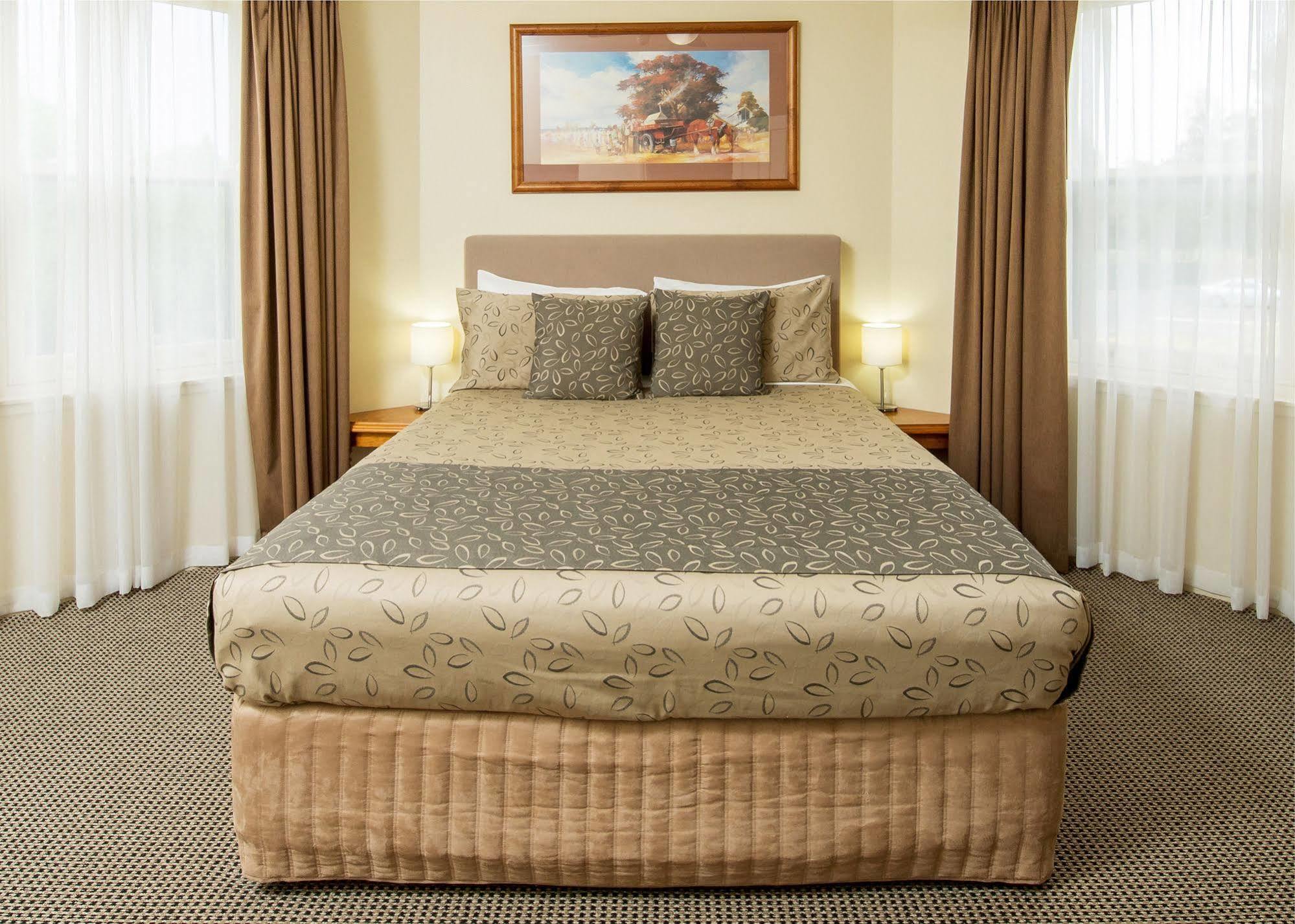 Готель Clare Country Club Екстер'єр фото