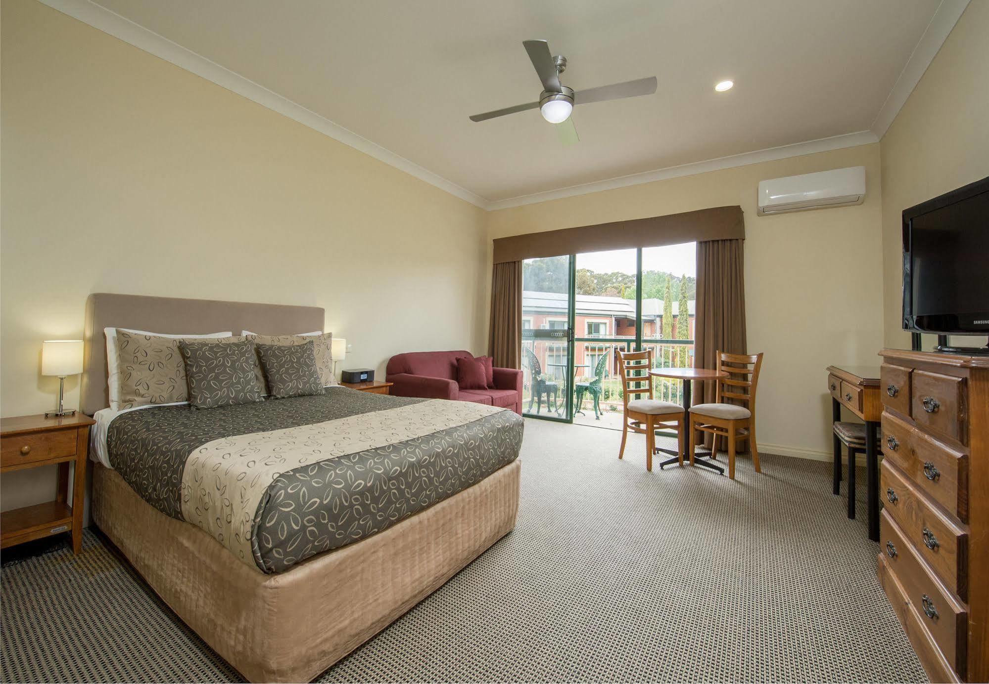 Готель Clare Country Club Екстер'єр фото