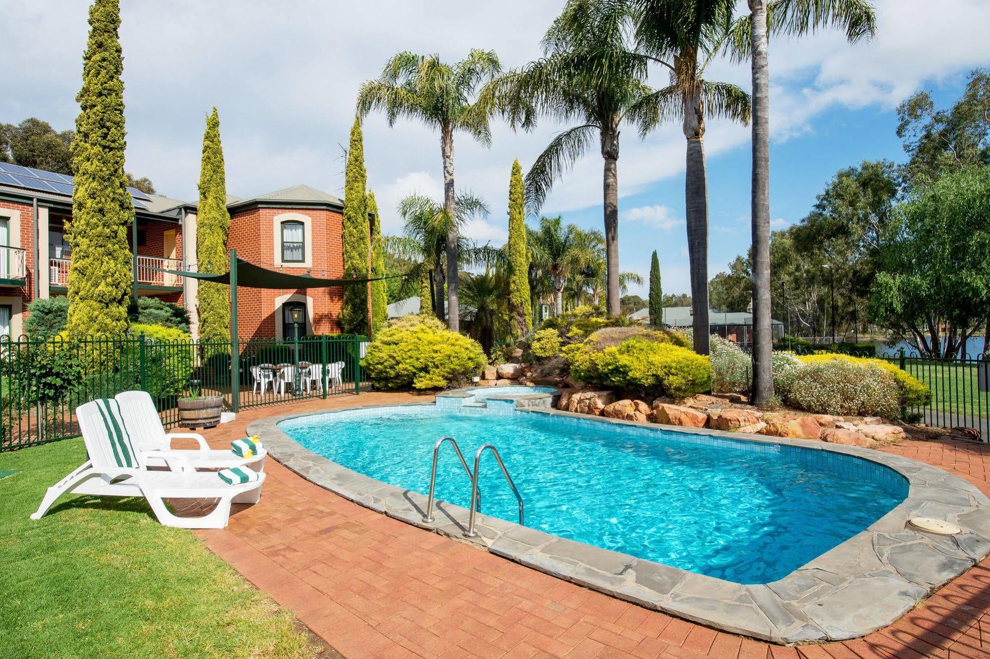 Готель Clare Country Club Екстер'єр фото