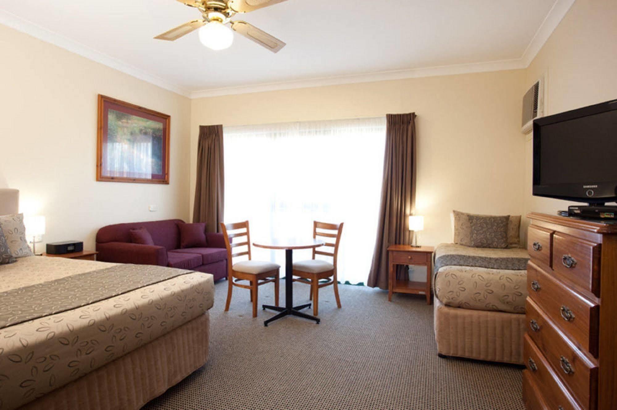 Готель Clare Country Club Екстер'єр фото