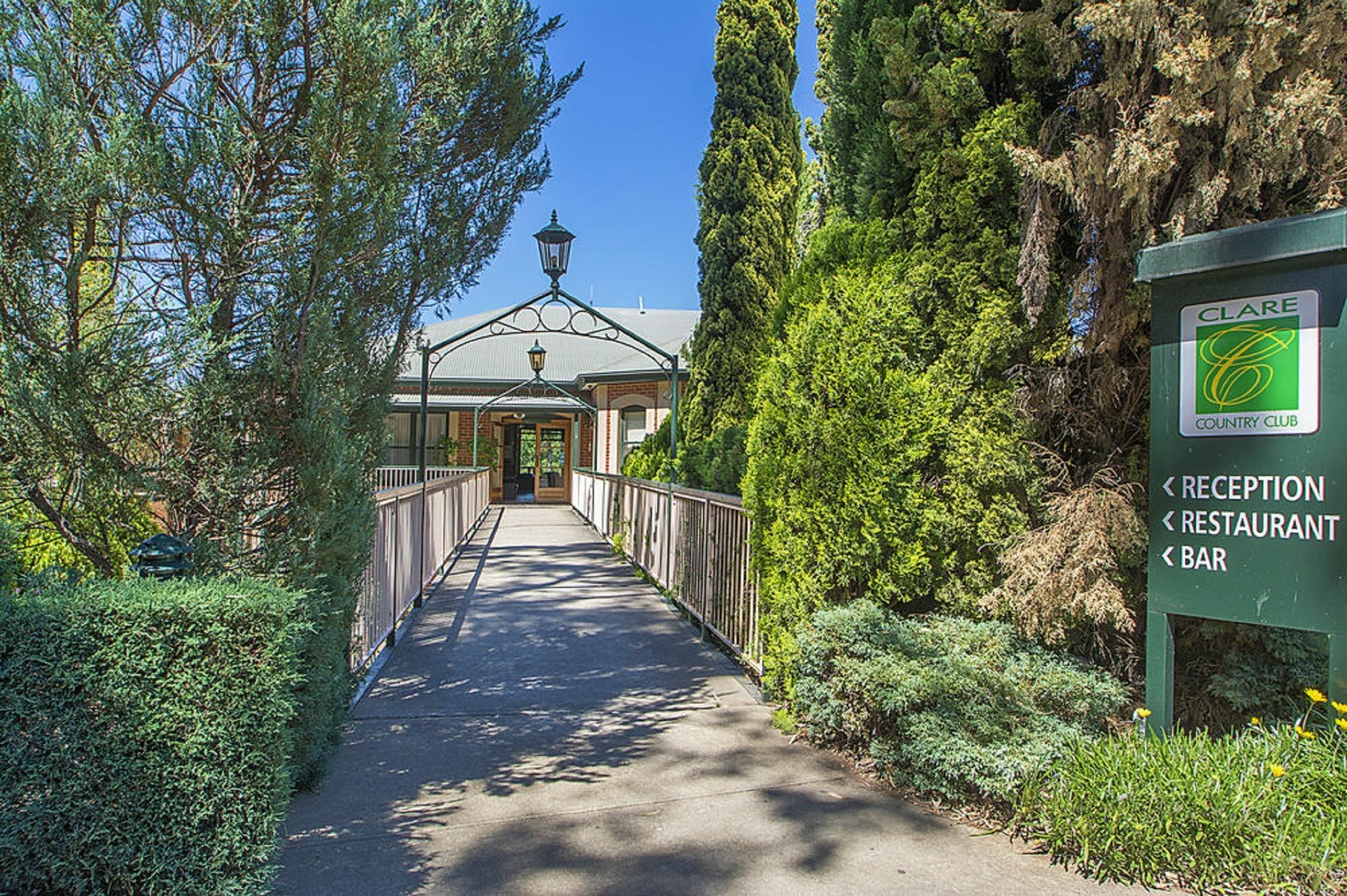 Готель Clare Country Club Екстер'єр фото
